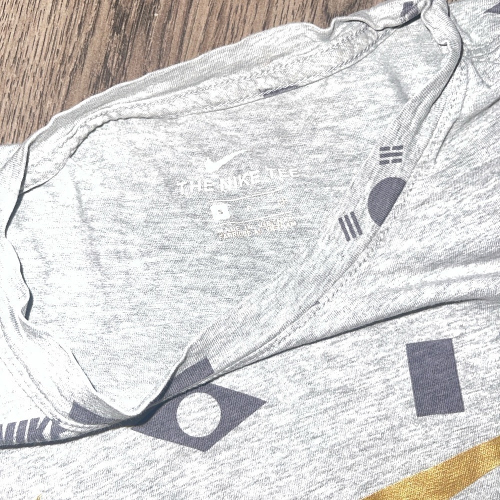 Nike Men's Gray Tee with Gold Swoosh and Flag Patterns - Picture 2 of 2